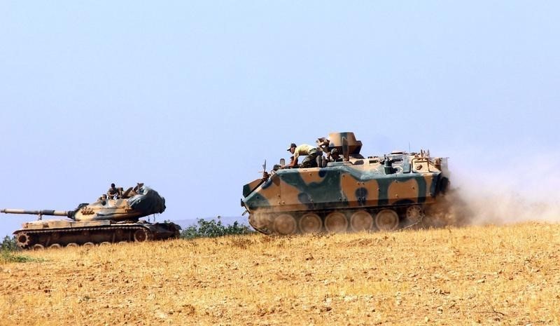© Reuters. مزيد من الدبابات التركية تدخل سوريا في حملة على الدولة الإسلامية
