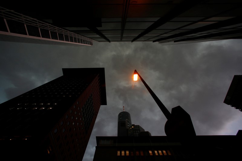 © Reuters. A street lamp is pictured in the financial district of Frankfurt