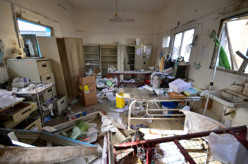 © Reuters. Damage is seen inside a hospital operated by Medecins Sans Frontieres after it was hit by a Saudi-led coalition air strike in the Abs district of Hajja province, Yemen
