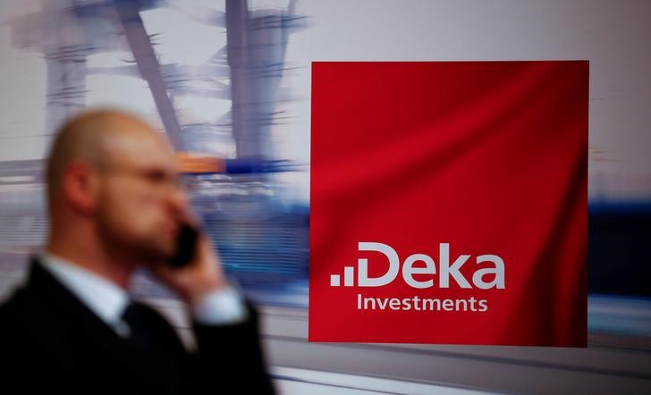 © Reuters. A banker makes a phone call next to the logo of Deka Investments department of German Sparkasse savings banks in Duesseldorf