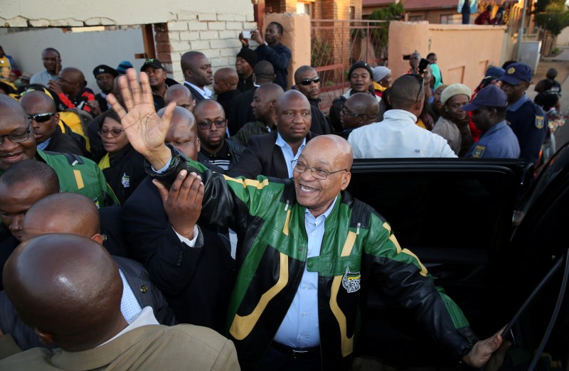 © Reuters. ANC leader Jacob Zuma greets supporters during his election campaign in Atteridgeville