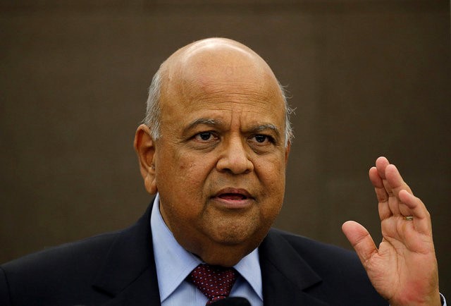 © Reuters. South African Finance Minister Pravin Gordhan reacts during a media briefing in Sandton near Johannesburg