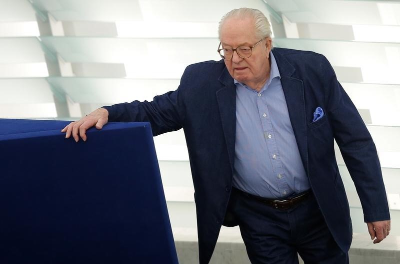 © Reuters. France's far right National Front party founder and MEP Jean-Marie Le Pen arrives to take part in a voting session at the European Parliament in Strasbourg