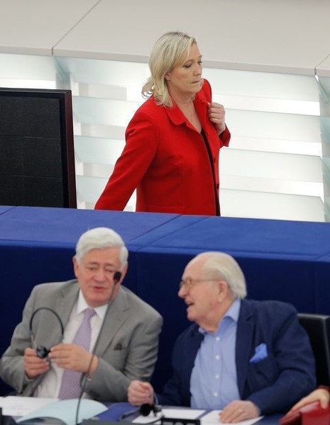 © Reuters. El veterano de extrema derecha Le Pen presentará candidatos contra su hija