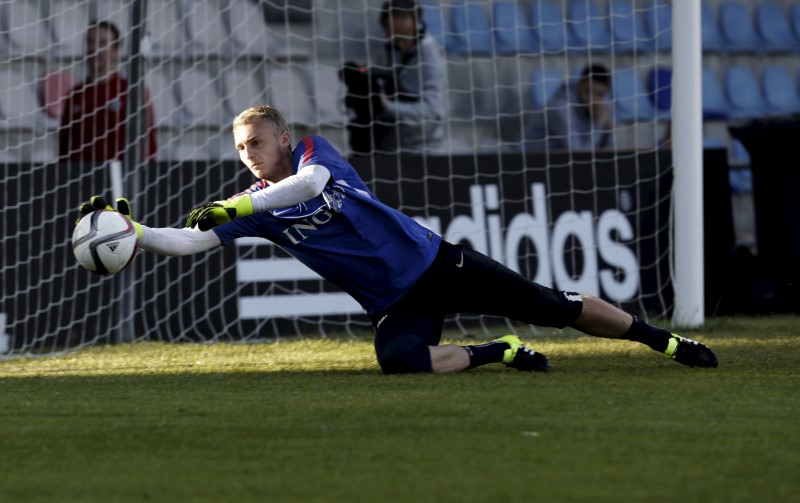 © Reuters. Netherlands' soccer team goalkeeper Jasper Cillessen attends a training session in Riga