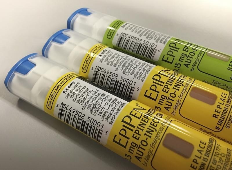 © Reuters. EpiPen auto-injection epinephrine pens manufactured by Mylan NV pharmaceutical company are seen in Washington