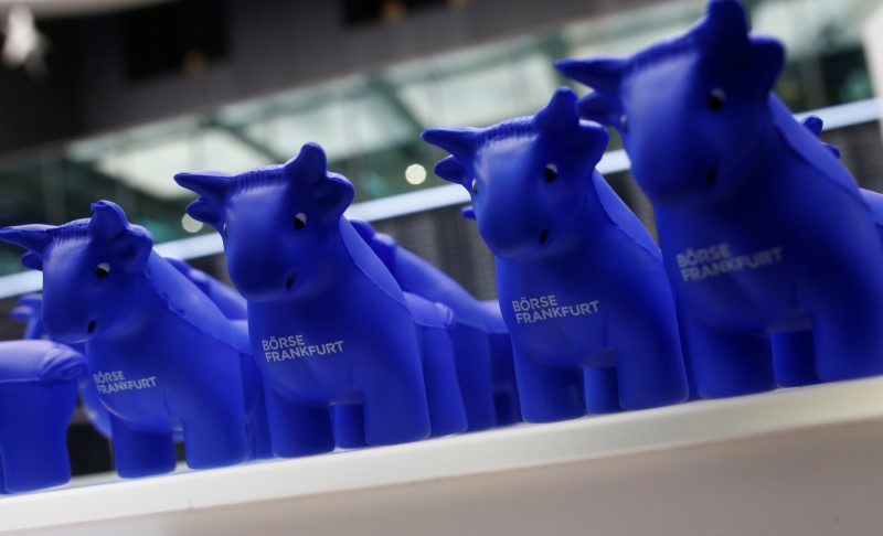 © Reuters. Styrofoam bull figurines are pictured at the Frankfurt's stock exchange