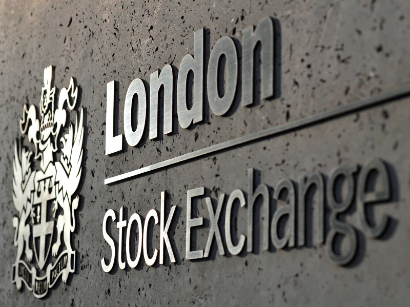 © Reuters. The London Stock Exchange is seen during the morning rush hour in the City of London