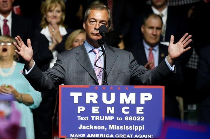 © Reuters. Político britânico Nigel Farage em comício de Donald Trump em Jackson