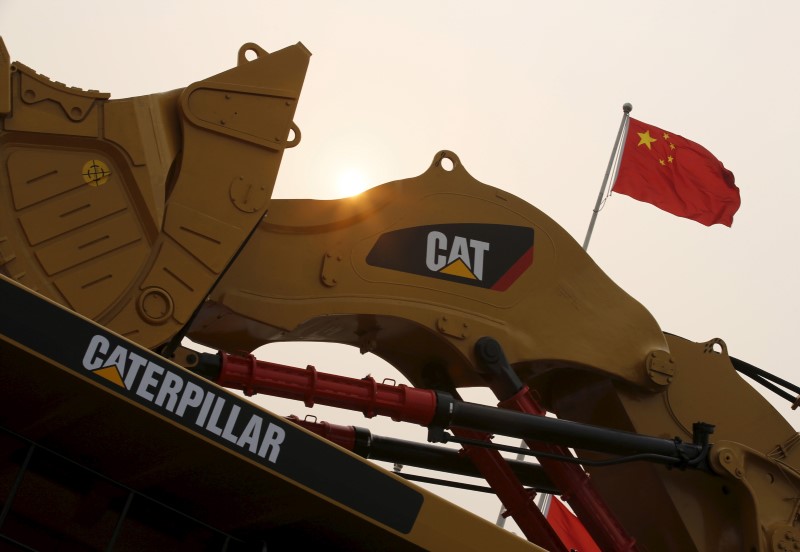 © Reuters. A Caterpillar excavator is displayed at the China Coal and Mining Expo 2013 in Beijing