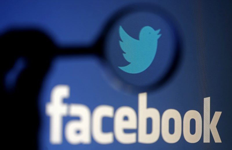 © Reuters. A logo of Twitter is pictured next to the logo of Facebook in this illustration photo in Sarajevo
