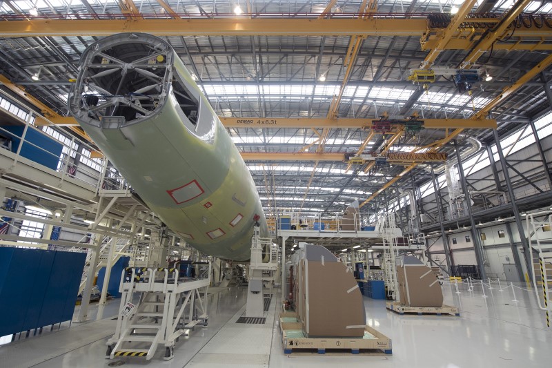 © Reuters. An Airbus A321 is being assembled in the final assembly line hangar at the Airbus U.S. Manufacturing Facility in Mobile