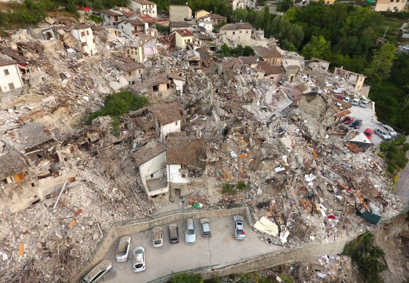 © Reuters. La cifra de muertos por el terremoto en Italia se acerca a 250