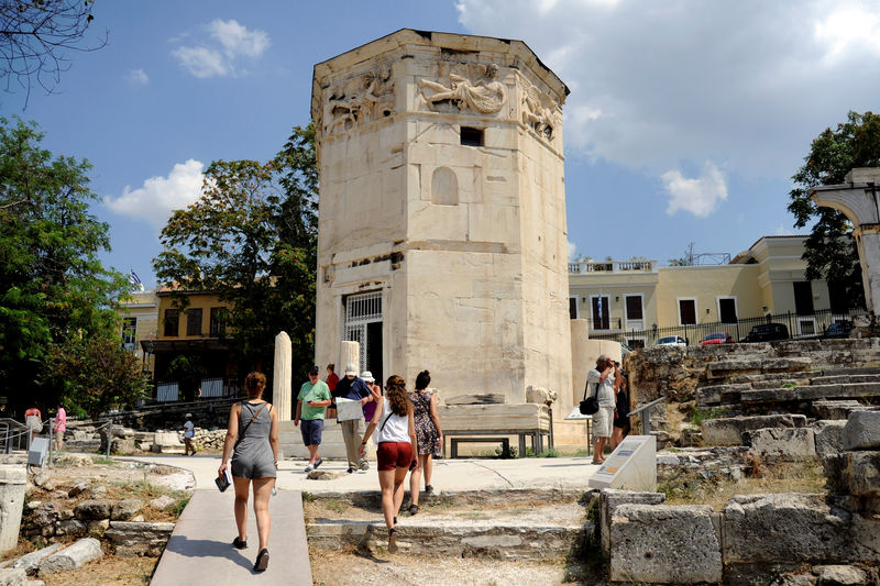 © Reuters. Tourists visit the Tower of the Winds, open to the public for the first time in more than 200 years after being restored, in the Roman Agora, in Plaka, central Athens