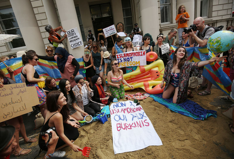 © Reuters. Protesters demonstrate against France's ban of the burkini outside the French Embassy in London