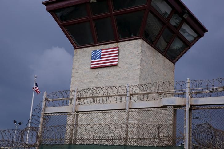 © Reuters. Bandeira dos Estados Unidos vista na prisão norte-americana para suspeitos de terrorismo na baía de Guantanamo, Cuba