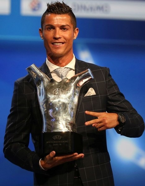 © Reuters. فوز رونالدو بجائزة أفضل لاعب في اوروبا في 2015-2016
