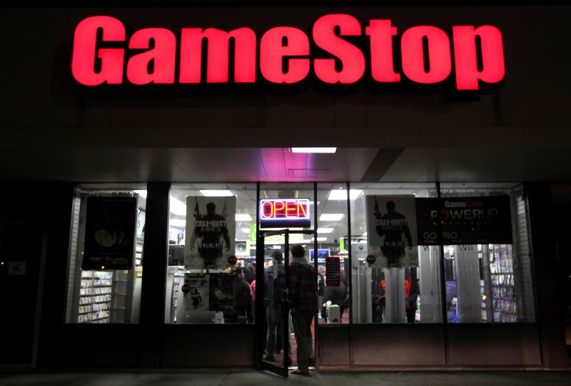 © Reuters. People enter a GameStop store during "Black Friday" sales in Carle Place, New York