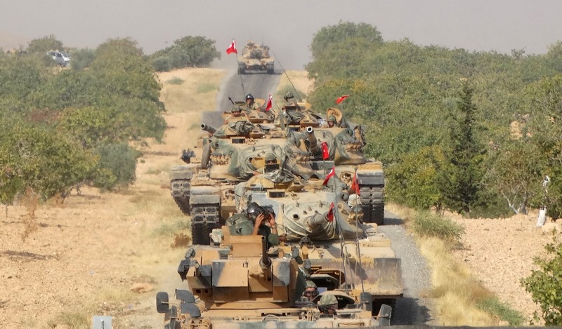 © Reuters. Turkish army tanks make their way towards the Syrian border town of Jarablus