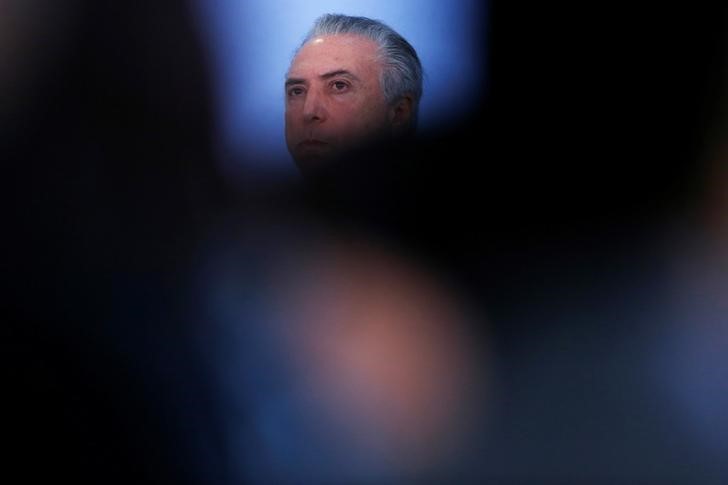 © Reuters. Presidente interino Michel Temer durante cerimônia de recepção da Chama Paralímpica no Palácio do Planalto, em Brasília