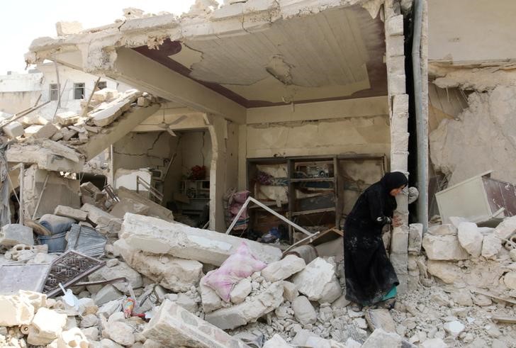 © Reuters. Mulher observa danos após ataque em bairro de Bab al-Nairab, em Aleppo