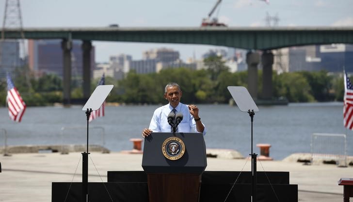 © Reuters. U.S. President Obama speaks about transportation infrastructure during a visit to the Port of Wilmington in Wilmington