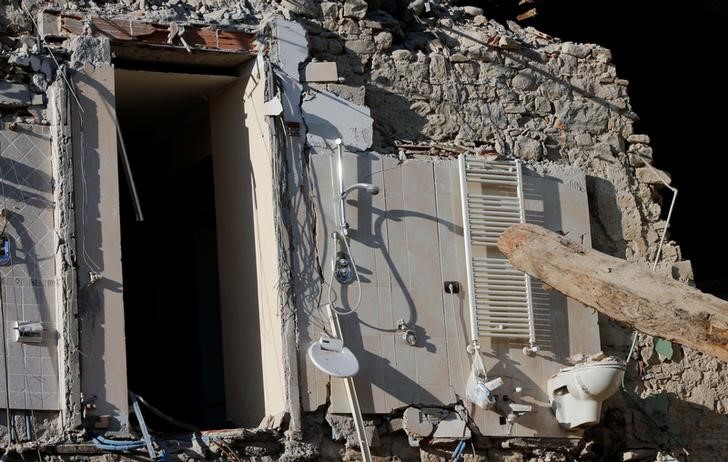 © Reuters. ارتفاع عدد قتلى زلزال إيطاليا إلى 267 قتيلا ونحو 400 مصاب في المستشفيات