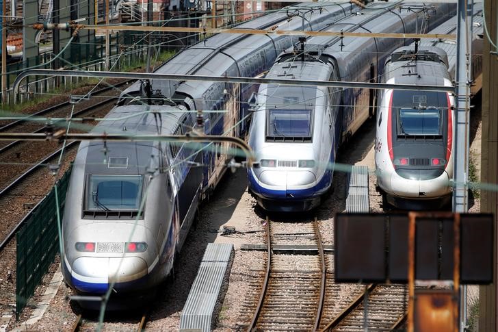 © Reuters. TGV trains (high speed train) are parked at a SNCF depot station in Charenton-le-Pont near Paris