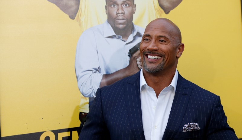 © Reuters. El actor Dwayne Johnson posa en el estreno de la película "Central Intelligence" en Los Ángeles, California, Estados Unidos