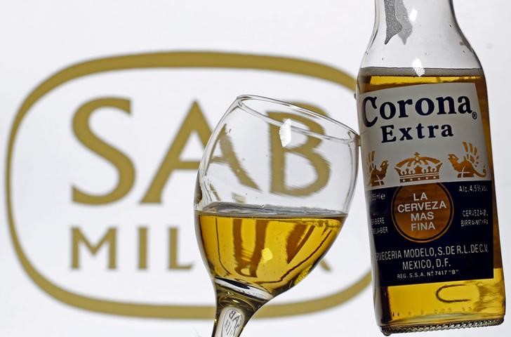 © Reuters. A glass with beer and a bottle of Corona are seen in this picture illustration taken in Sarajevo