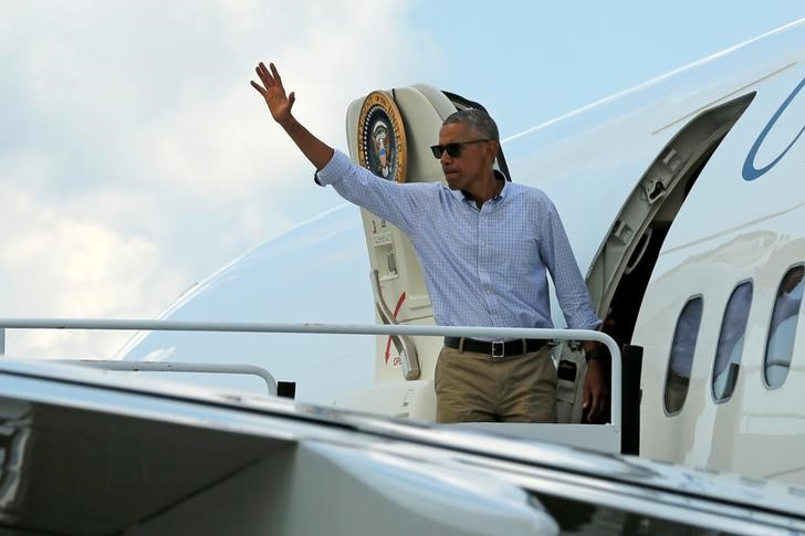 © Reuters. U.S. President Barack Obama, having completed a tour of flood-affected boards Air Force One at Baton Rouge Metropolitan Airport in Baton Rouge