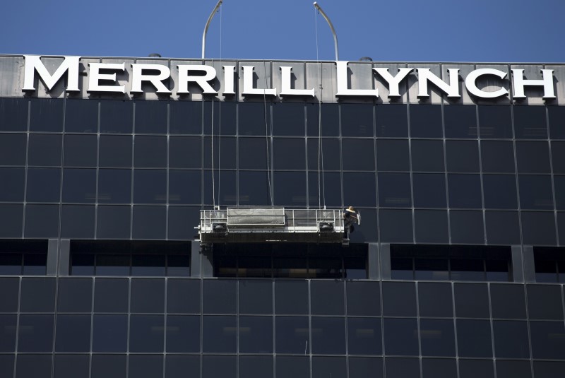 © Reuters. A worker washes windows high atop the Merrill Lynch building in downtown San Diego