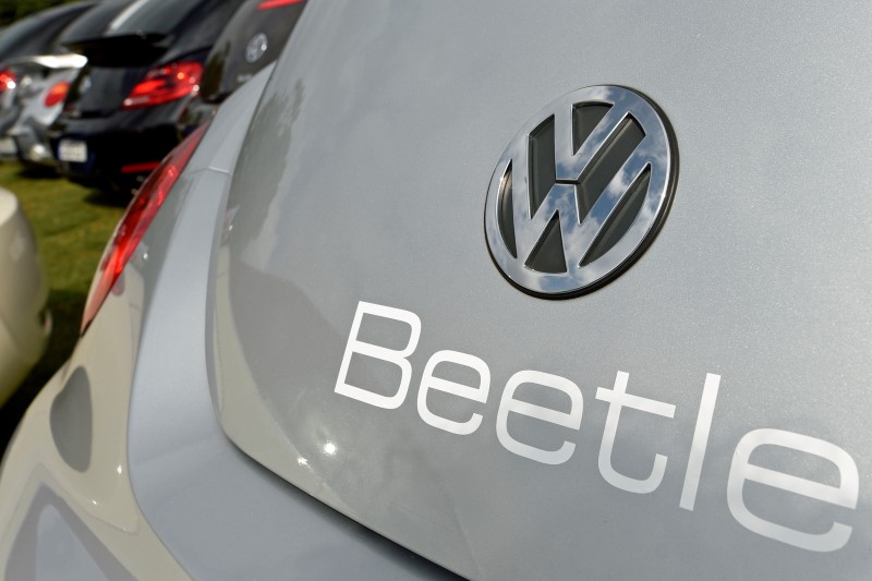 © Reuters. VW presents new Beetle at "Sunshinetour 2016"