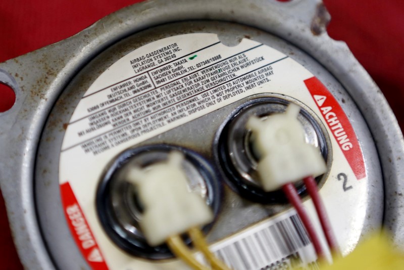 © Reuters. A recalled Takata airbag inflator after it was removed at the AutoNation Honda dealership service department in Miami