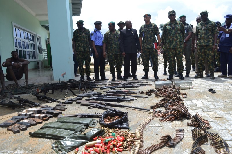 © Reuters. The Nigerian military parades weapons and some suspected members of the Niger Delta Avengers after their arrest in the Nembe waters, Rivers, Nigeria