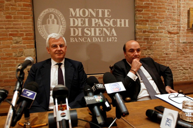 © Reuters. Banca Monte dei Paschi di Siena Chairman Profumo and CEO Viola attend a news conference in Siena