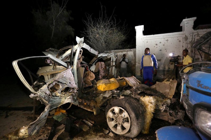 © Reuters. Carro destruído após explosão em restaurante na praia de Lido, na Somália