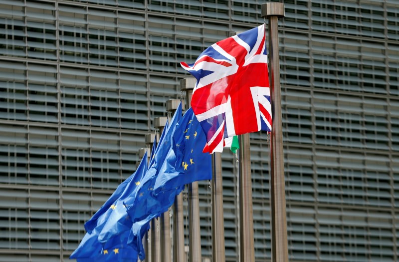 © Reuters. Bandeira britânica ao lado de bandeira da União Europeia em Bruxelas