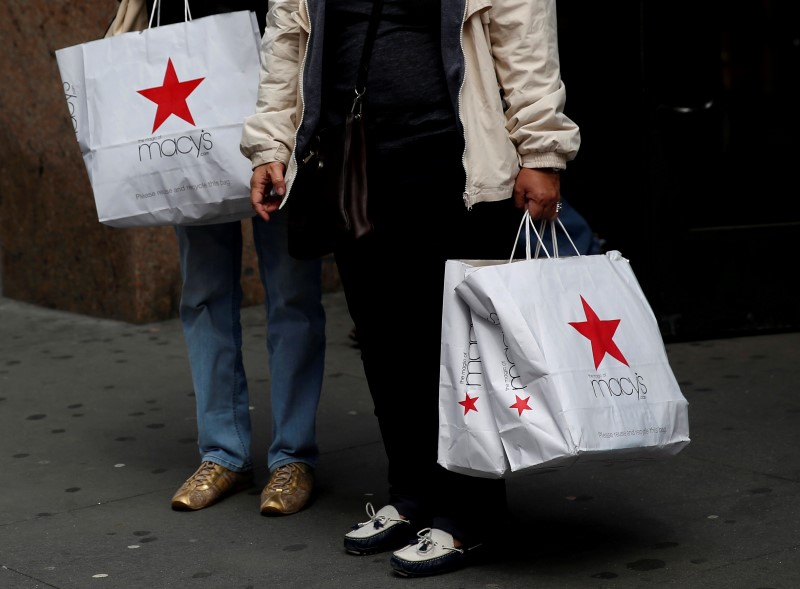 © Reuters. People hold Macy's shopping bags outside the store at the Herald Square location in New York
