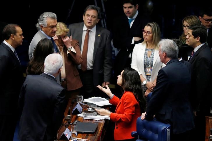 © Reuters. Coautora do pedido do impeachment Janaina Paschoal conversa com senadores durante julgamento da presidente afastada Dilma Rousseff