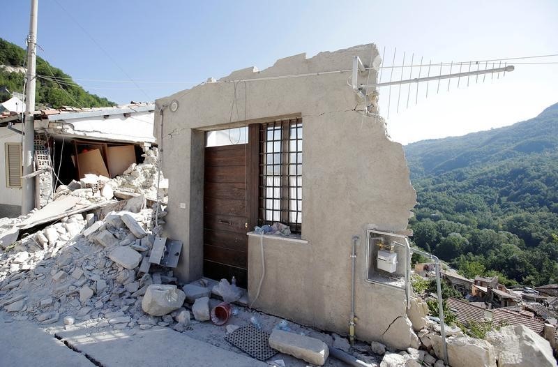 © Reuters. A front door of a collapsed house is seen following an earthquake in Pescara del Tronto