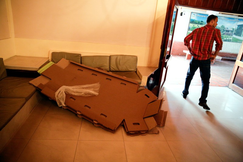 © Reuters. An unassembled cardboard coffin is seen at a mortuary in Valencia