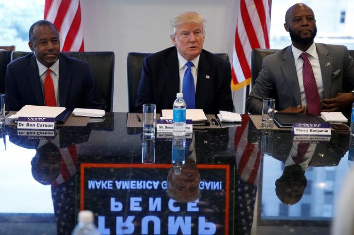 © Reuters. Dr. Carson, Republican presidential nominee Trump and Pierry Benjamin attend a round table with the Republican Leadership Initiative at Trump Tower in the Manhattan borough of New York