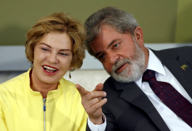 © Reuters. Brazil's President  Lula da Silva talks with his wife Marisa Leticia during a ceremony at Planalto Palace in Brasilia