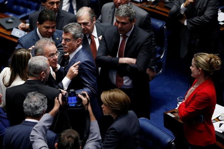 © Reuters. Presidente do Senado, Renan Calheiros, aponta para senadora Gleisi Hoffmann durante julgamento do impeachment no Senado