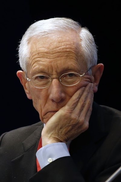 © Reuters. O vice-chair do banco central norte-americano, Stanley Fischer, ouve perguntas durante evento em Paris, na França