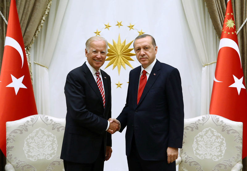 © Reuters. Turkish President Erdogan meets with U.S. Vice President Biden at the Presidential Palace in Ankara