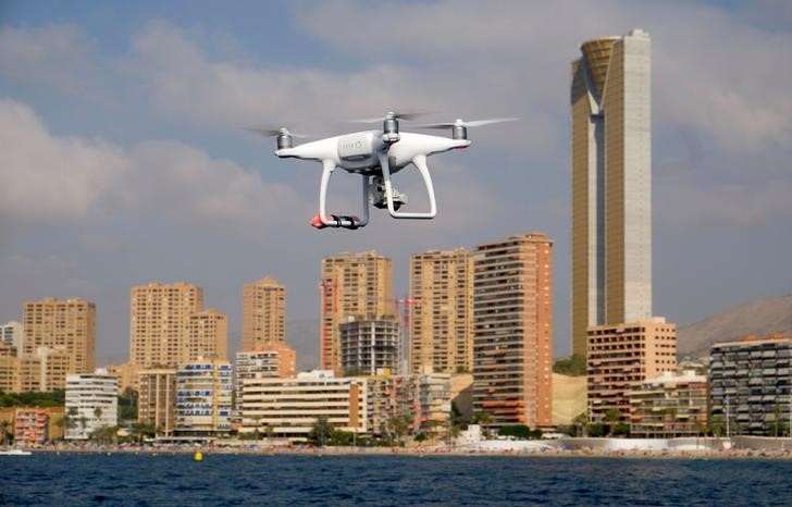 © Reuters. Drone equipado com câmeras utilizado pela polícia em tarefas de monitoramento voa em frente à praia de Poniente, em  Benidorm, Espanha