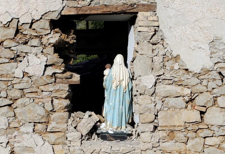 © Reuters. Imagem da Virgem Maria é vista em igreja de Cossito, perto de Amatrice, depois do terremoto no centro da Itália