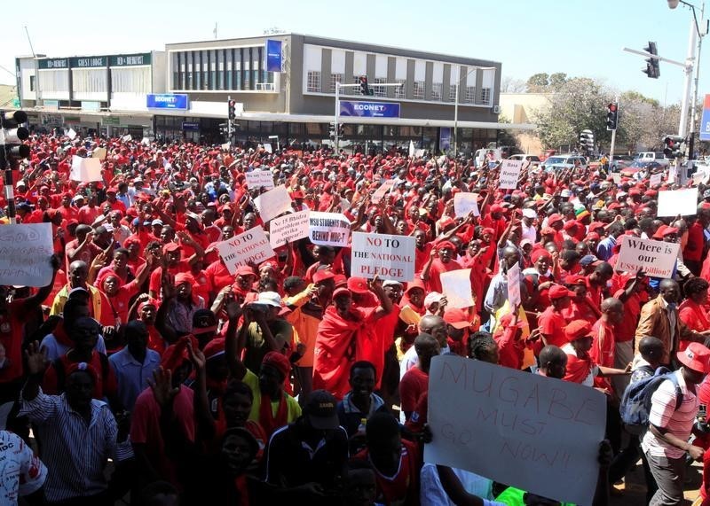 © Reuters. موجابي للمتظاهرين: لن يكون هناك "ربيع عربي" في زيمبابوي